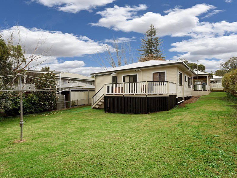 16 Barry Street, Mount Lofty QLD 4350
