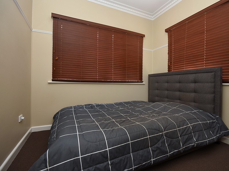 16 Barry Street, Mount Lofty QLD 4350