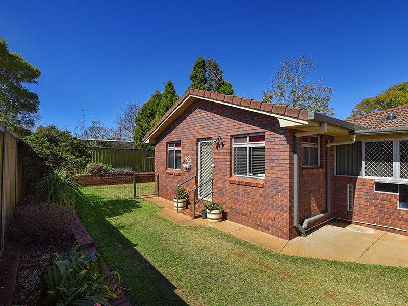 2/6 Begonia Court, Centenary Heights QLD 4350