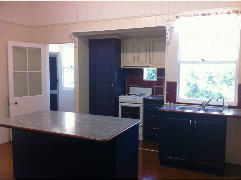 12 Stuart Street, Mount Lofty QLD 4350