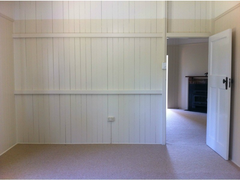 12 Stuart Street, Mount Lofty QLD 4350