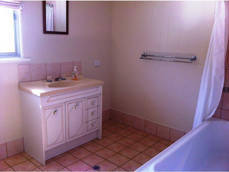 12 Stuart Street, Mount Lofty QLD 4350