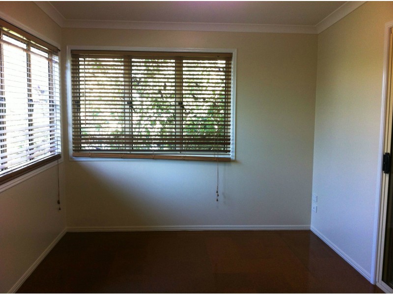 12 Stuart Street, Mount Lofty QLD 4350