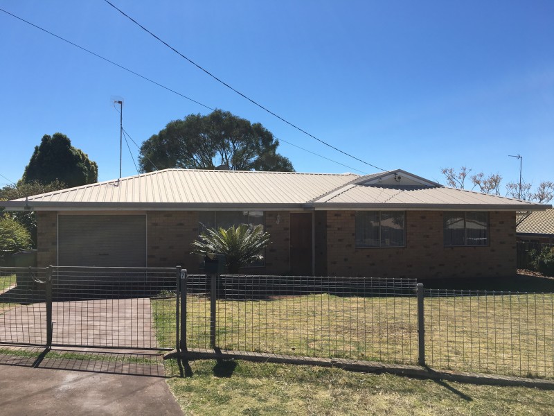 7 Diane Court, Centenary Heights QLD 4350