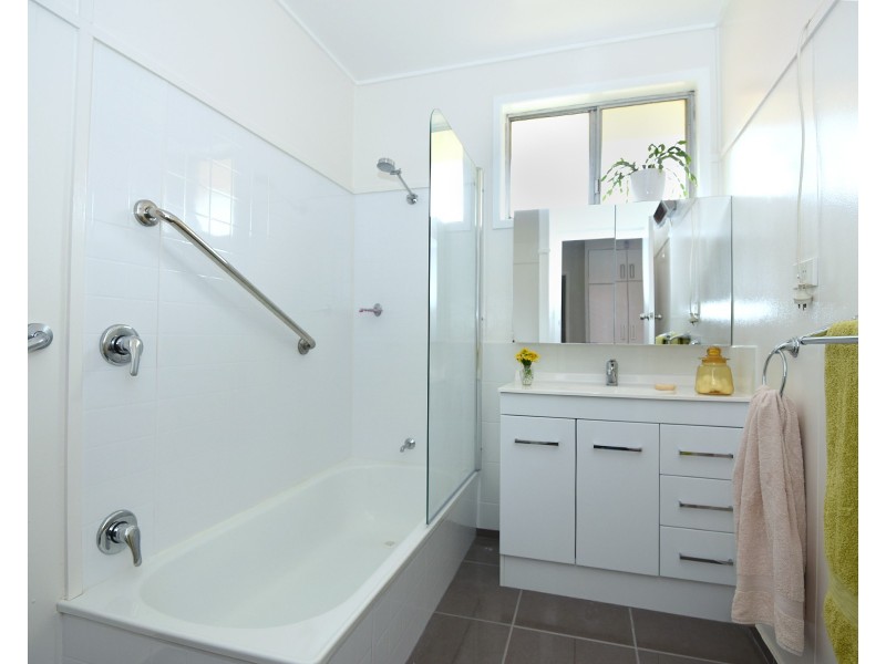 13 Farr Street, Kearneys Spring QLD 4350