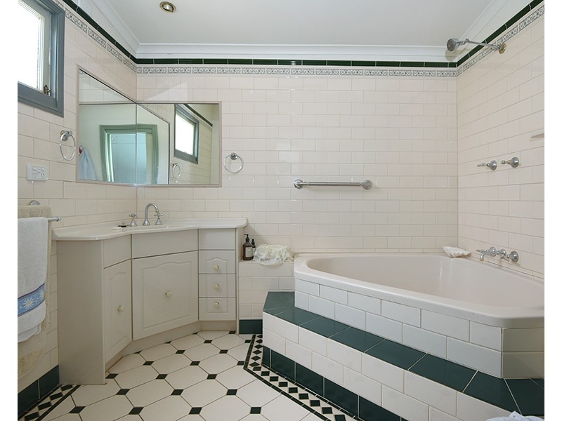 180 Jellicoe Street, Newtown QLD 4350