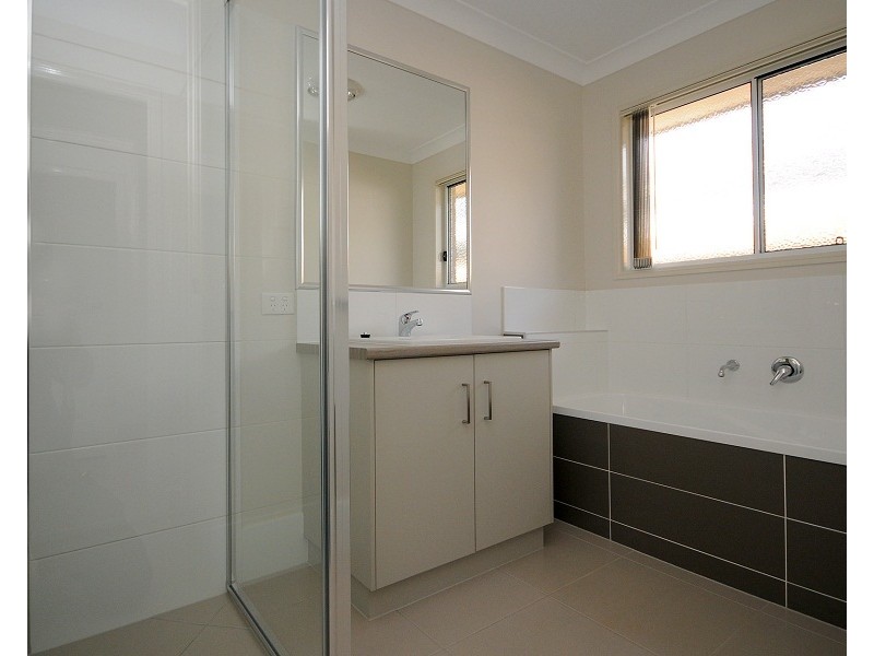 2/10 McDowall Street, Newtown QLD 4350