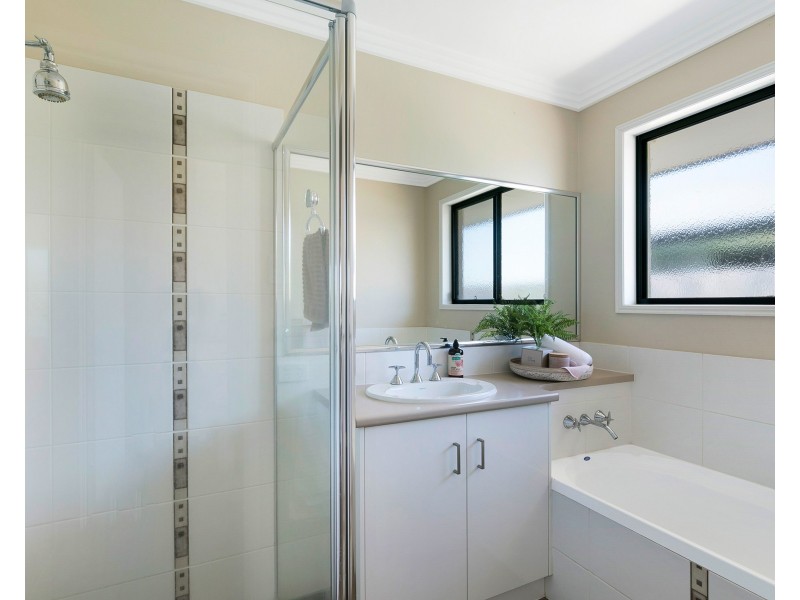 39 Bouganvillea Drive, Middle Ridge QLD 4350