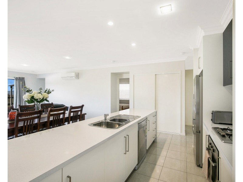 2/22 Piccadilly Court, Mount Lofty QLD 4350