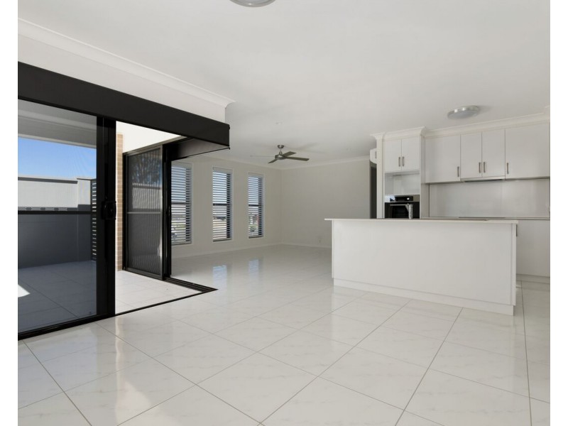 2/171  Nelson Street, Kearneys Spring QLD 4350