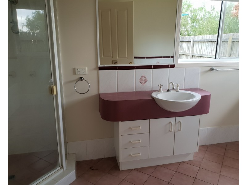 6 Kerry Close, Middle Ridge QLD 4350