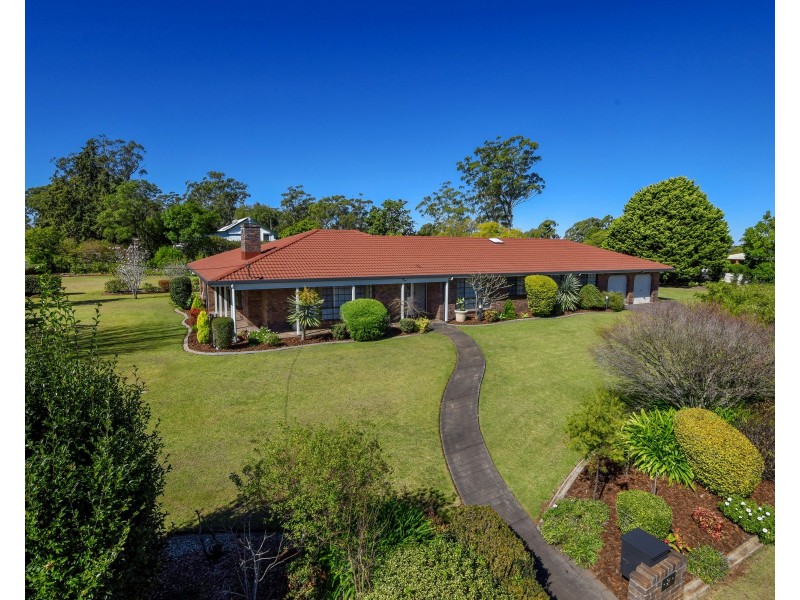 2 Golf Course Drive, Middle Ridge QLD 4350