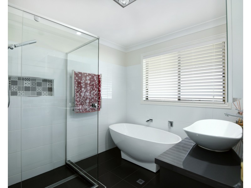 2 Golf Course Drive, Middle Ridge QLD 4350