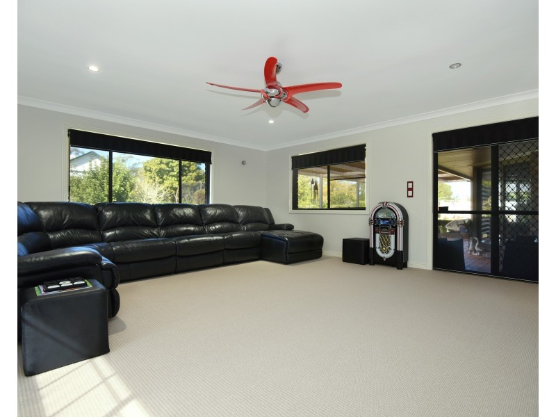 2 Golf Course Drive, Middle Ridge QLD 4350