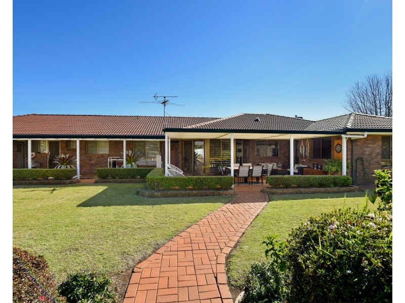 2 Golf Course Drive, Middle Ridge QLD 4350