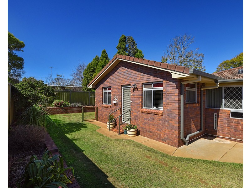 2/6 Begonia Court, Centenary Heights QLD 4350