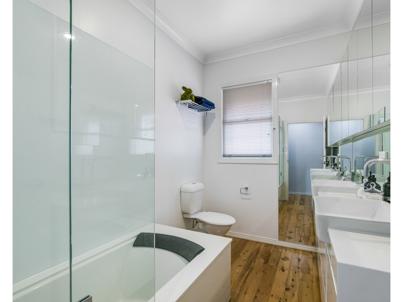 15 Charlotte Street, Newtown QLD 4350