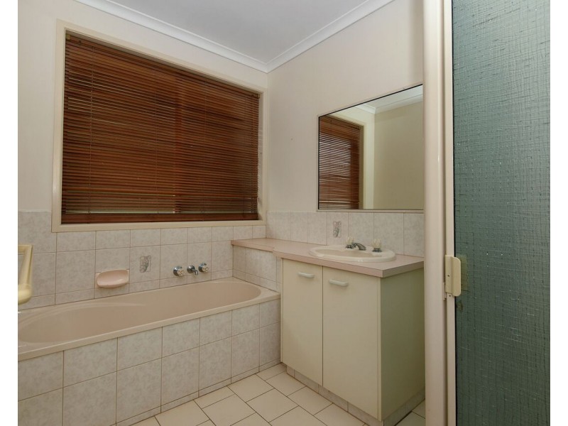 2 Oaklands Court, Glenvale QLD 4350