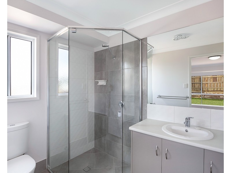 4 Renshaw Crescent, Kearneys Spring QLD 4350