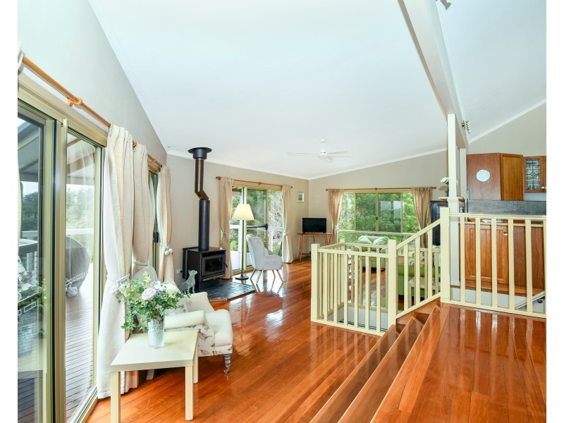 10 Buena Vista Crescent, Blue Mountain Heights QLD 4350