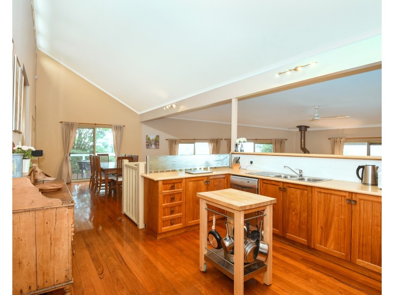 10 Buena Vista Crescent, Blue Mountain Heights QLD 4350