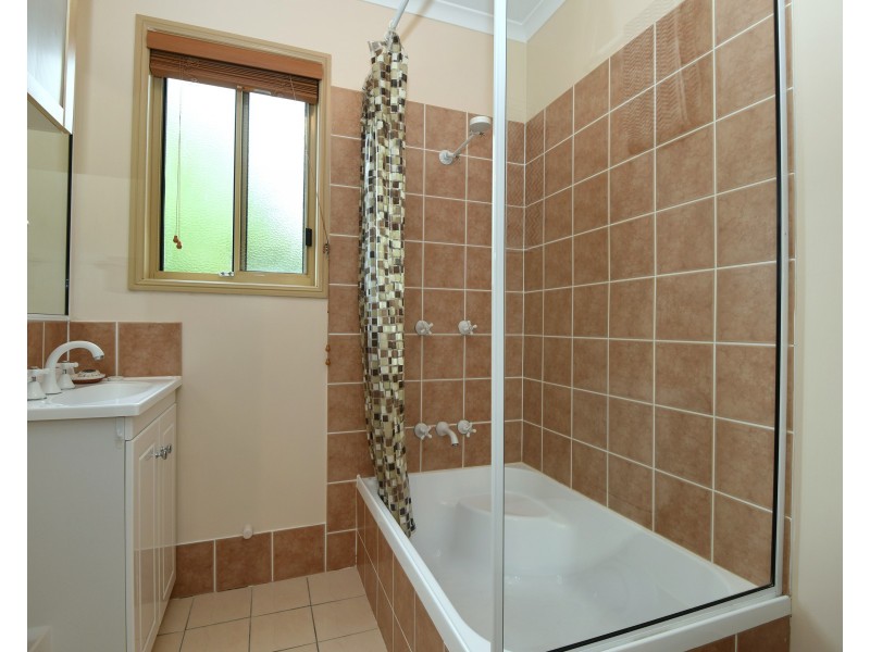 10 Buena Vista Crescent, Blue Mountain Heights QLD 4350