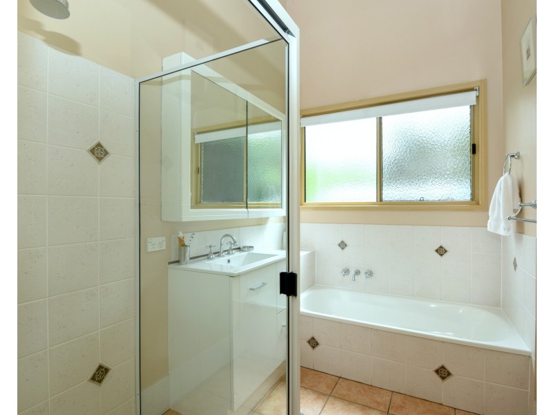 10 Buena Vista Crescent, Blue Mountain Heights QLD 4350