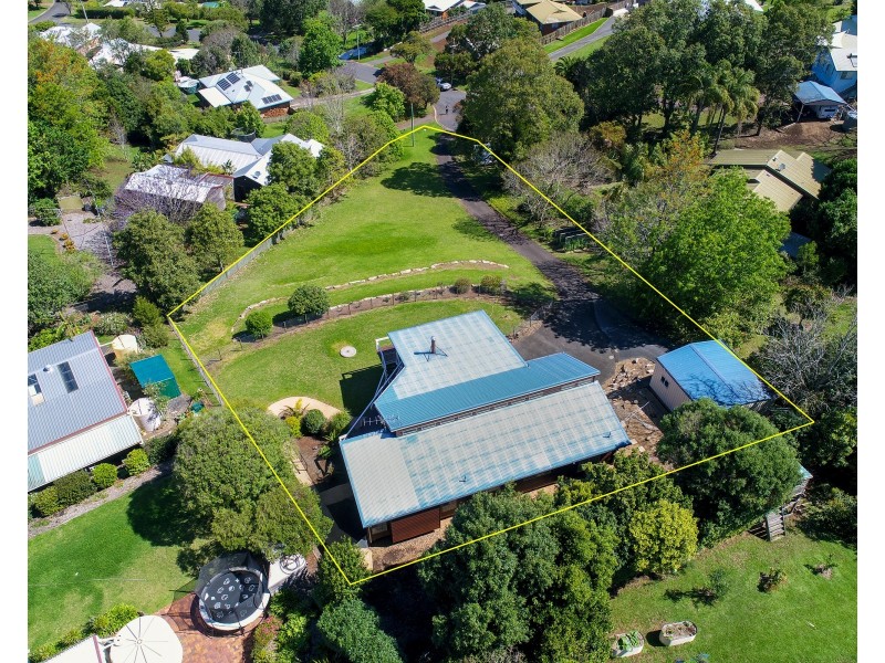 10 Buena Vista Crescent, Blue Mountain Heights QLD 4350