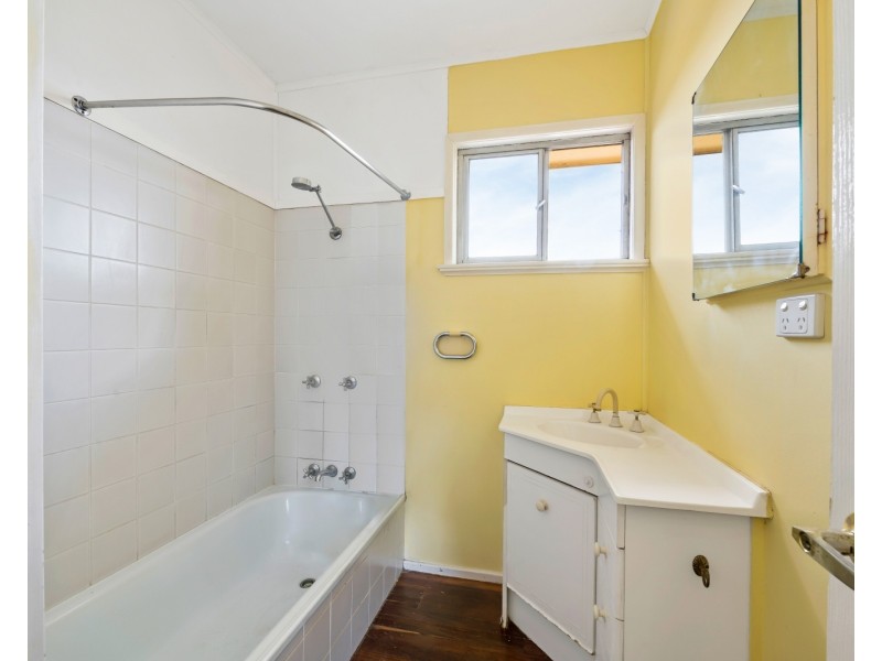 55 Jellicoe Street, Mount Lofty QLD 4350