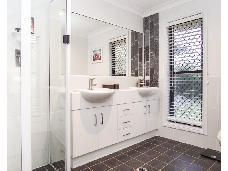 10 Jenna Court, Highfields QLD 4352