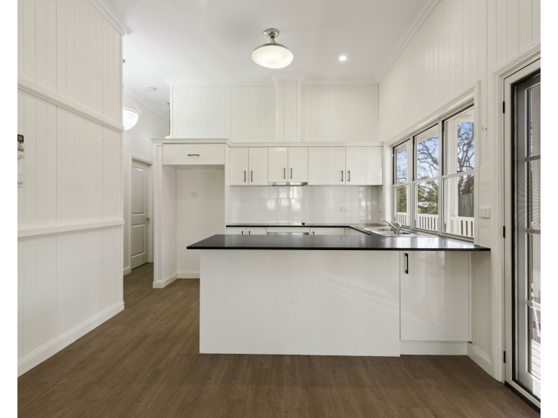 23a Glendower Street, Mount Lofty QLD 4350