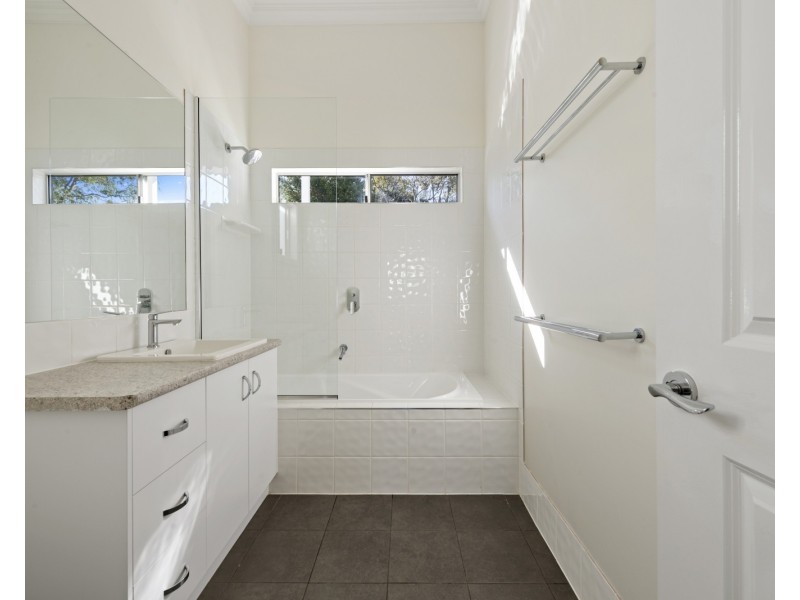 23a Glendower Street, Mount Lofty QLD 4350