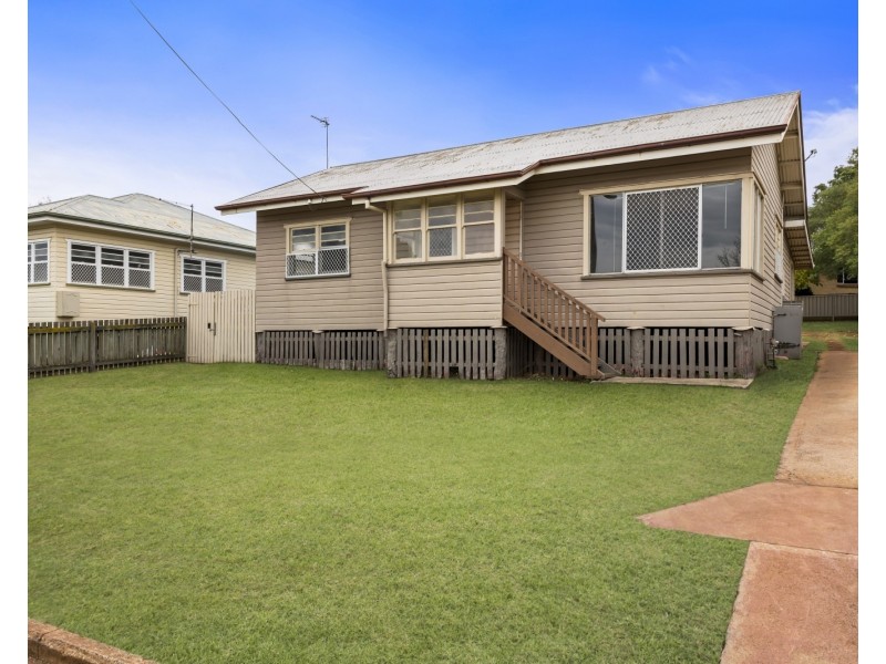 17 Ford Street, Rockville QLD 4350