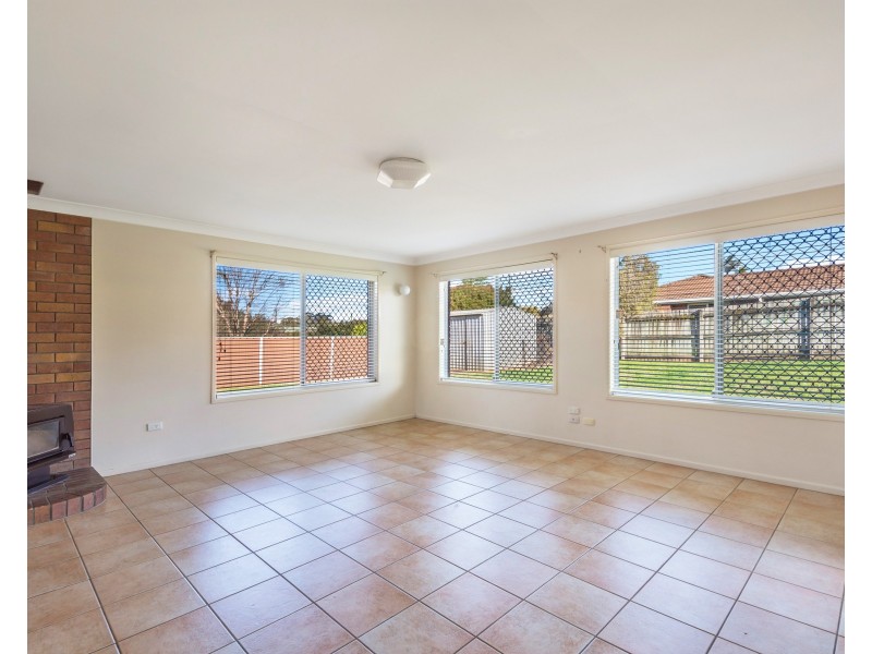 8 Riethmuller Street, Kearneys Spring QLD 4350