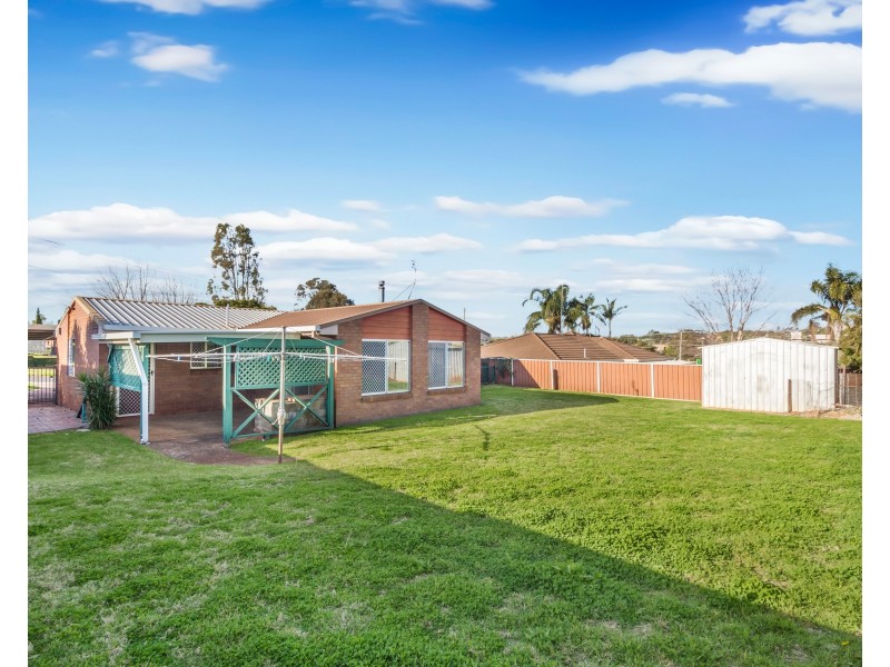 8 Riethmuller Street, Kearneys Spring QLD 4350