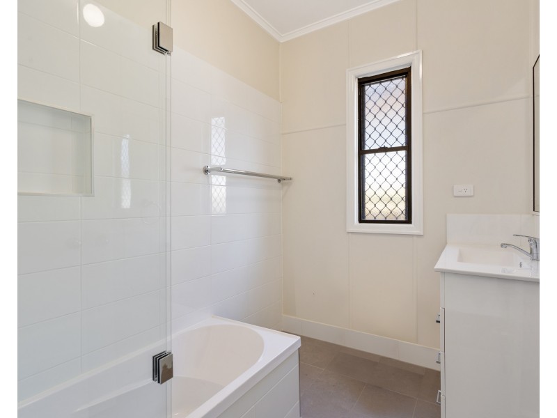 6  Dodd Street, Newtown QLD 4350