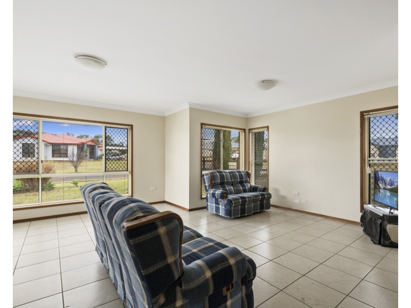 37 Hinchliffe Dr, Kearneys Spring QLD 4350