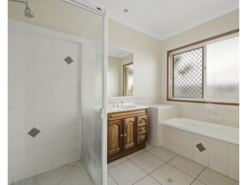 37 Hinchliffe Dr, Kearneys Spring QLD 4350