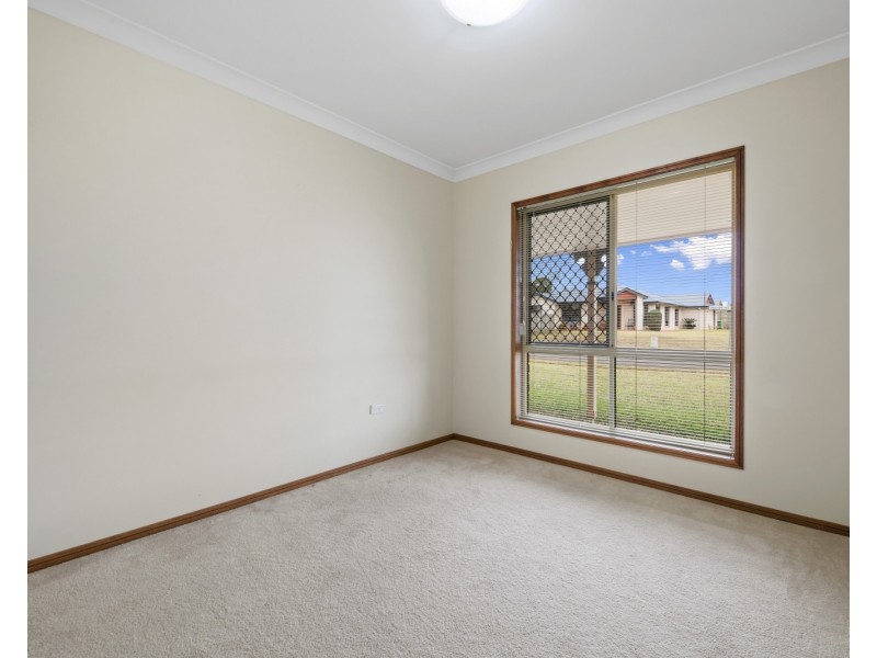 37 Hinchliffe Dr, Kearneys Spring QLD 4350