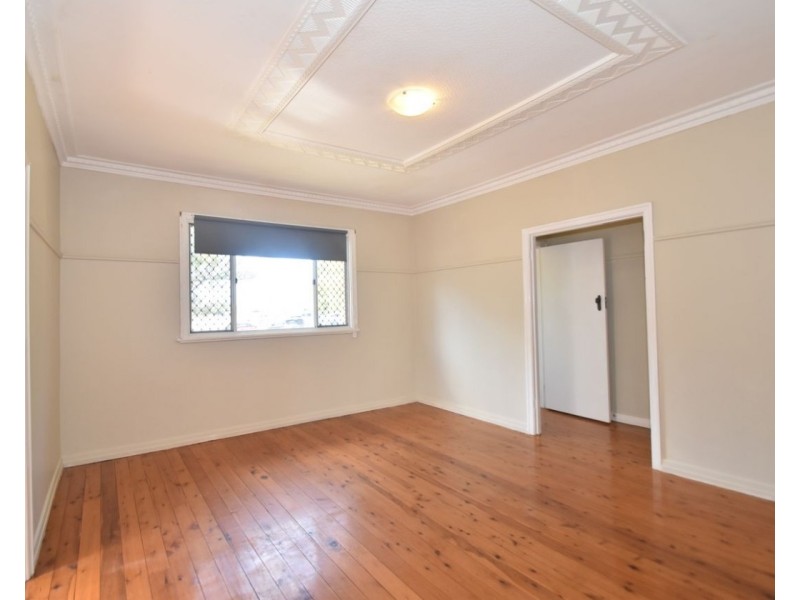 37 Gladstone Street, Newtown QLD 4350