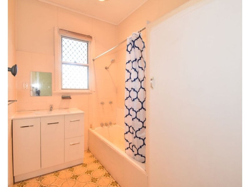 37 Gladstone Street, Newtown QLD 4350