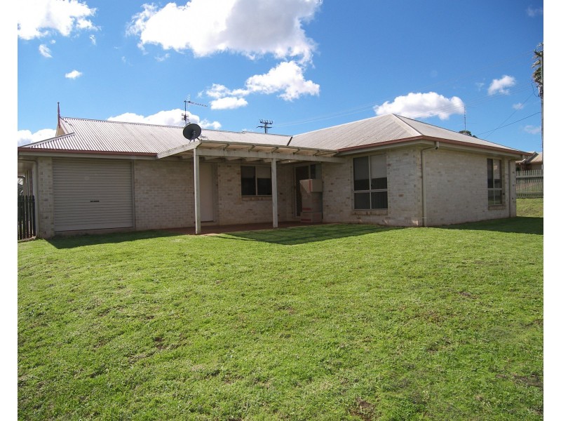2 Gainsborough Drive, Glenvale QLD 4350