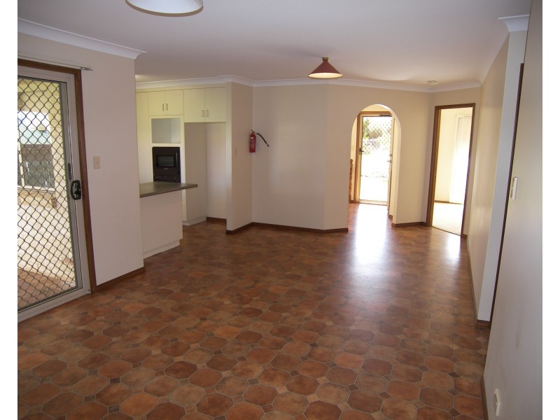 2 Gainsborough Drive, Glenvale QLD 4350
