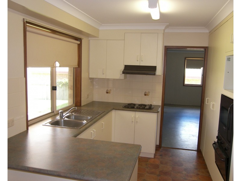 2 Gainsborough Drive, Glenvale QLD 4350