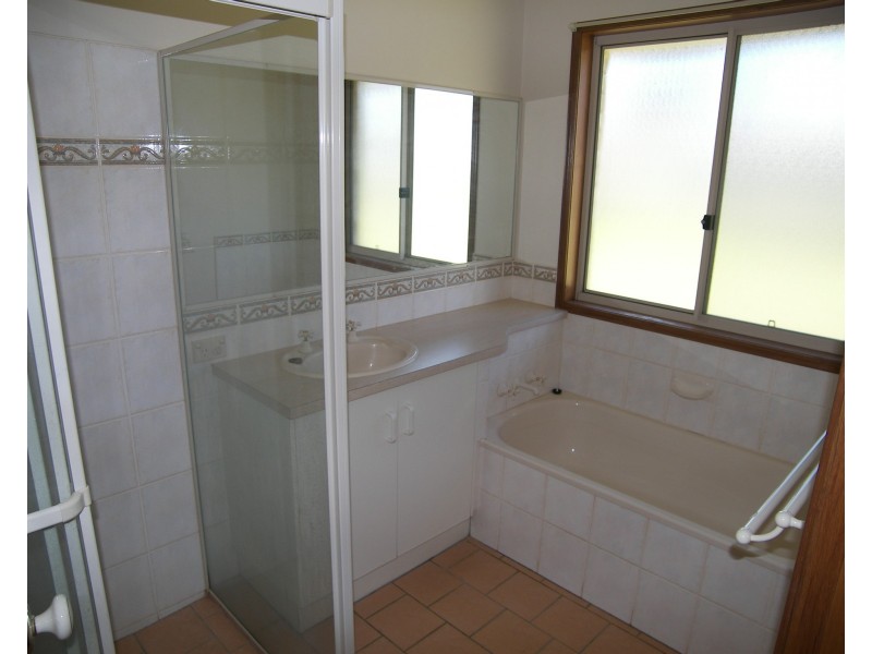 2 Gainsborough Drive, Glenvale QLD 4350
