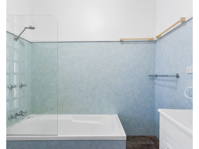 74C Mackenzie Street, Mount Lofty QLD 4350