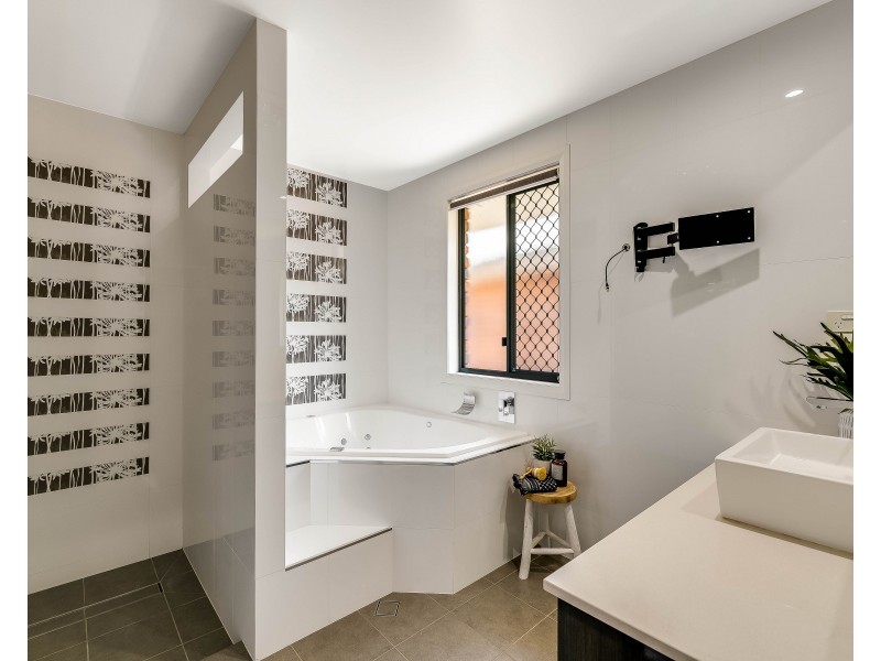 14 Inadale Court, Middle Ridge QLD 4350