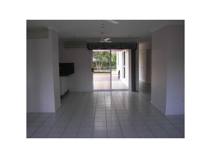 8 Lasindra Court, Bushland Beach QLD 4818