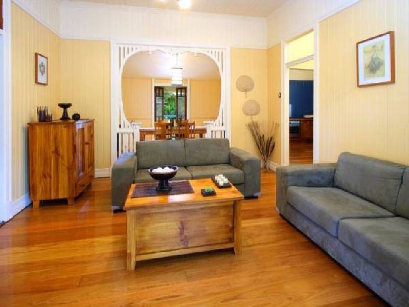 18 Roseberry Parade, Wynnum West QLD 4178