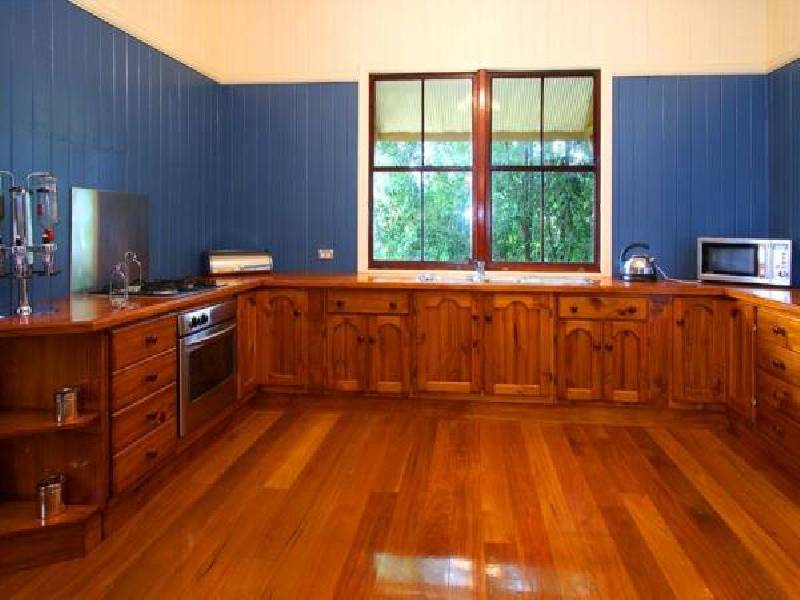 18 Roseberry Parade, Wynnum West QLD 4178